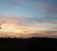 Dernier coucher de soleil ce vendredi 31 décembre 2021  si vous regardez bien vous verrez l'estuaire entre les deux peupliers et  au milieu de  la photo  passez tous une bonne soirée  prenez soin de vous