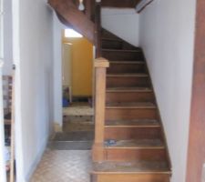 Le depart face a la porte d'entree l'escalier a droite une chambre a gauche la cuisine sam