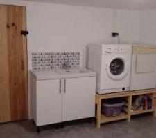Mise en place du meuble et de la crédence pour l'evier de la buanderie.