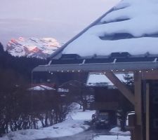 Montagne au loin, au coucher du soleil, sur le toit de La Bistorte