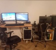 Mon bureau et celui de madame &agrave; c&ocirc;t&eacute;.