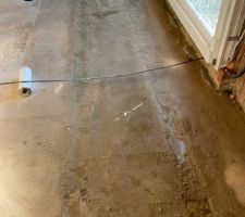 Trace d'humidit&eacute; sous la baie avec petite flaque