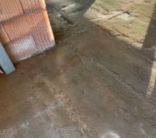 Trace d'humidit&eacute; sous la baie avec petite flaque