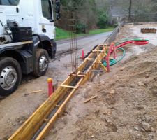 Pr&eacute;paration du seuil pour la pose du futur portail + &eacute;l&eacute;vation de 2 rangs, du mur de sout&egrave;nement,  c&ocirc;t&eacute; ouest.