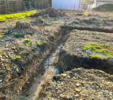 Nos fondations sur lesquelles s'accumule la terre &agrave; force d'attendre. Ce n'est peut &ecirc;tre pas grave, et cela sera surement solutionn&eacute; mais cela ajoute une complication &agrave; la mise en oeuvre.