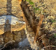 Nos fondations sur lesquelles s'accumule la terre &agrave; force d'attendre. Ce n'est peut &ecirc;tre pas grave, et cela sera surement solutionn&eacute; mais cela ajoute une complication &agrave; la mise en oeuvre.