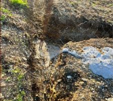 Nos fondations sur lesquelles s'accumule la terre &agrave; force d'attendre. Ce n'est peut &ecirc;tre pas grave, et cela sera surement solutionn&eacute; mais cela ajoute une complication &agrave; la mise en oeuvre.