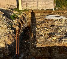 Nos fondations sur lesquelles s'accumule la terre &agrave; force d'attendre. Ce n'est peut &ecirc;tre pas grave, et cela sera surement solutionn&eacute; mais cela ajoute une complication &agrave; la mise en oeuvre.