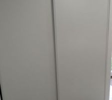 Placard coulissant pour cacher la plomberie.