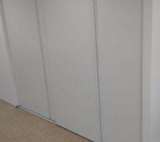 Placard coulissant pour cacher l'elec.