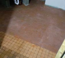 Pose du primaire d'accroche avant la pose du carrelage