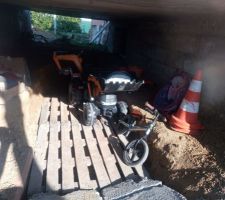 Création d'un garage pour enfants sous la terrasse.