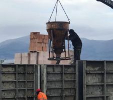 Les murs du vide sanitaires sont en train d'être coulés