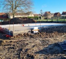 La dalle a était coulé je répète la dalle a était coulé 
Enfin notre chantier avance cela à était debout décembre donc maintenant on attend les briques 
Mais bon nous sommes heureux que notre projet de vie à commencé