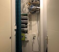 Petits travaux en cours dans le vestiaire pour le réseau informatique