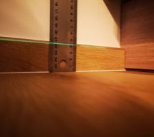 D'un c&ocirc;t&eacute; de la piece nous sommes &agrave; 4.2 cm et de l'autre 5.1 cm sur 4 m soit 1 cm de denivel&eacute;