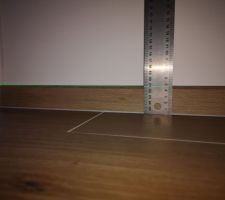 D'un c&ocirc;t&eacute; de la pi&egrave;ce nous sommes &agrave; 4.6 cm et de l'autre 3.5 cm sur 4 m soit 1.1 cm de d&eacute;nivel&eacute;