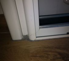 D'un c&ocirc;t&eacute; le seuil est &agrave; 1cm du sol de l'autre 0.5 ...