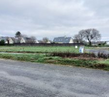 Façade Sud du terrain devant laquelle il y aura le cheminement piéton et un petit espace vert.