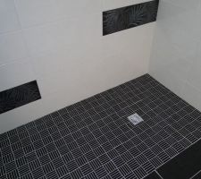 Douche à l'italienne (1.87 m. x 0.90 m.). Joints terminés.