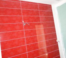 Mur sur lequel sera pos&eacute; le meuble avec une simple vasque (fa&iuml;ences un peu moins rouges que sur cette photo)