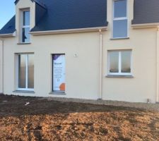 Terrassement devant notre maison. Cela fait tout de suite plus propre !