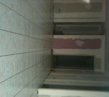 La pose du carrelage commence