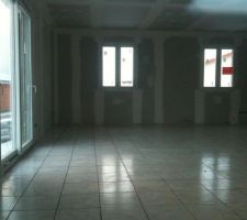 La pose du carrelage commence