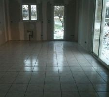 La pose du carrelage commence