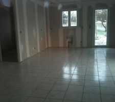 La pose du carrelage commence