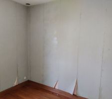 L'état de la tapisserie, avant.
A priori la chambre n'avait pas été refaites depuis 40 ans.