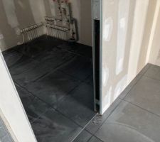 Carrelage 60x60 cellier buanderie gris anthracite