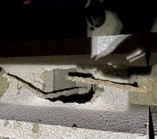 Detail chainage verticaux rajoutés par scellés chimiques tous les 2.5m sur l'enceinte de la maison