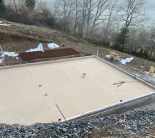 Isolation PU 2 couches sous dalle et périphérie terminée, réseaux et attentes posées