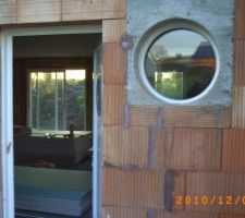 Vue traverse de l'entr&eacute;e.