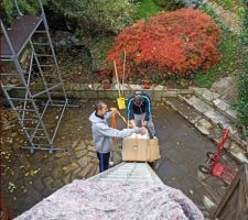 Tout ce qui est un peu trop encombrant doit passer par la fenêtre pour monter à l'appartement, à cause des escaliers en colimaçons...