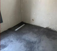 Pose du caniveau dans la chape (douche à l'italienne)