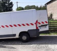 Pas de livreur disponible chez le marchand de matériaux, du coup transport des chainages des semelles (440kg) par moi même.
Ça dépasse de 3m, on est dans la limite autorisée. En revanche les sangles pour les empêcher de basculer ne tiennent que sur les crochets permettant de fermer les portes, je n'étais pas certain que ça tienne jusqu'à l'arrivée !