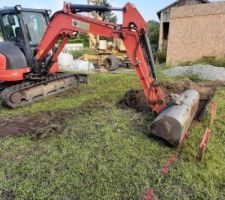 Début du terrassement : décapage de la terre végétale. On commence au point le plus haut.