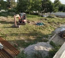 Dernière vue du chantier avant le début du terrassement. On peut voir les chaises d'implantation tout autour, et on commence à deviner la forme de la maison et la place que ça prends sur le terrain.