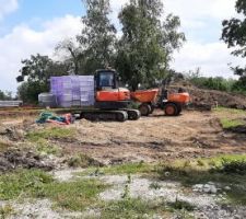 Avancement de la plateforme de la maison, on tente de mettre à niveau petit à petit. On peut notamment distinguer la différence de niveau entre le point haut, au fond, et le poins bas, à droite.