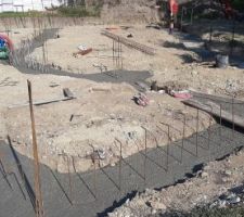 Fin de coulage. On a tenté de mettre en place quelques attentes pour le ferraillage des blocs à bancher, mais le béton a déjà commencé à prendre, et on doit les poser à l'aveugle. Tant pis, on les scellera plus tard.