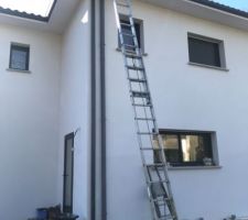 Pose du tuyau de ventilation secondaire sur la façade de la maison