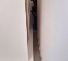 Montage du placard dans le couloir, meuble de cuisine LM, porte Nordik, boutons et plan de travail Bricomarch&eacute;