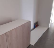 Montage du placard dans le couloir, meuble de cuisine LM, porte Nordik, boutons et plan de travail Bricomarché