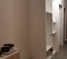 Montage du placard dans le couloir, meuble de cuisine LM, porte Nordik, boutons et plan de travail Bricomarché