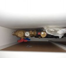 Montage du placard dans le couloir, meuble de cuisine LM, porte Nordik, boutons et plan de travail Bricomarché