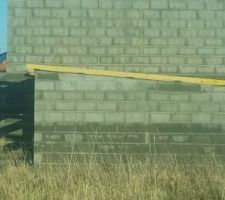 La charpente avance bien.
J ai rencontré mon maître de chantier,  celui ci ma expliqué les problèmes due au covid et cas contact d ou le retard. (Problème de main d oeuvre, matériaux,  hausse des prix, dépôt de bilan...)
On espère y être pour juillet...