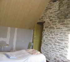 Voici la dernière chambre avec un mur intérieur entièrement jointoyé à la chaux coloris blanc  - la hauteur sous plafond est de 4 m et il a fallut un échafaudage