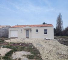 Enduits tout juste fini plus qu'à attendre que ça sèche, couleur blanc de la côte